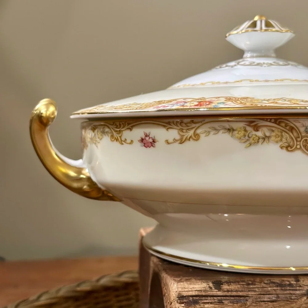 Noritake Trojan Fine Porcelain Vegetable Bowl With Finial Topped Dome Lid